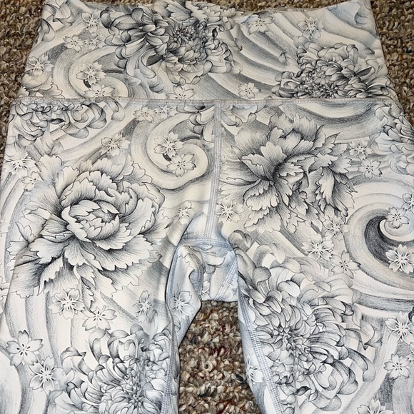 Lululemon Gray Floral Leggings Sz 8 - Picture 5 of 6
